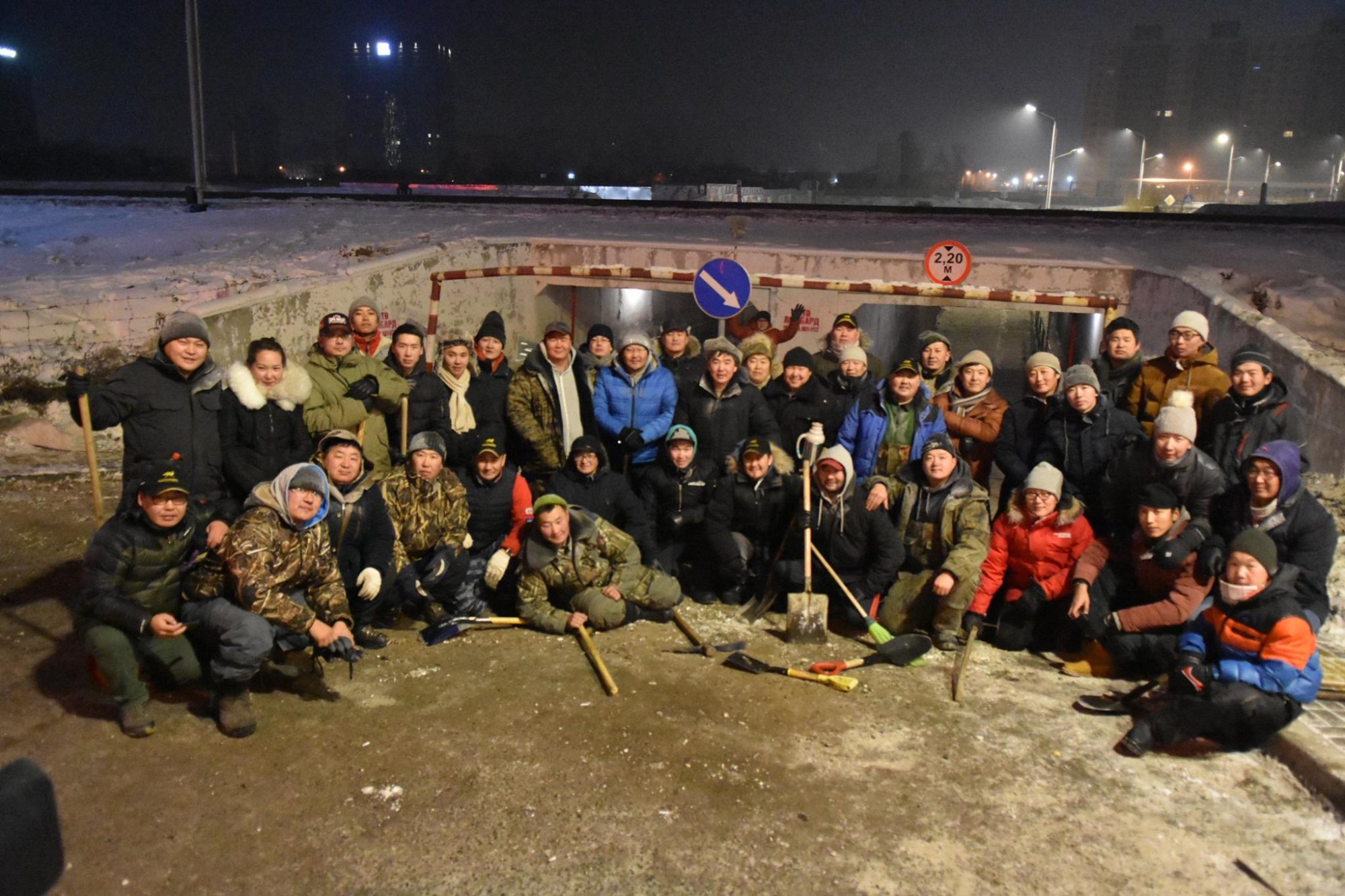 Машинтай залуусын клубүүд хамтарч цас цэвэрлэв